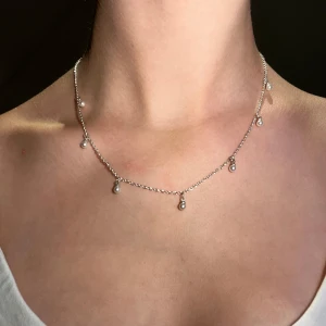 Gulligt halsband - Halsband i en ljus silver, cirka 20-29 cm men justerbart (kolla bild 3). Knappt använd 