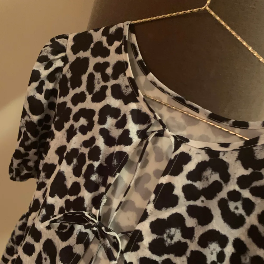 svartvit leopard topp! knappt använd, jättefin!❣️. Puserot.