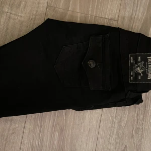 True religion jeans - Byxorna är otvättade just nu där med fläckarna. Tvättas såklart innan så räkna med att fläckarna är borta! Använda några gånger men inget märkvärdigt. Storlek W24. Nypris: 1299kr Pris går att diskutera.