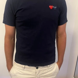 Cdg T-shirt  - En comme des garcons t shirt som har blivit för liten för mig storlek M men passar även S. Bra skick. Orginalpris 1000 kr. 