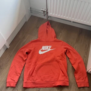 Nike hoodie - Jättebra skick, bra kvalite och använt några gånger. Storlek 170