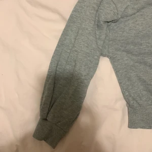 Hel grå tjocktröja  - Hel grå tjocktröja i väldigt bra skick! 