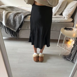 Satin kjol - Säljer denna svarta satinkjol ifrån monki. Inga defekter, nyskick.🖤