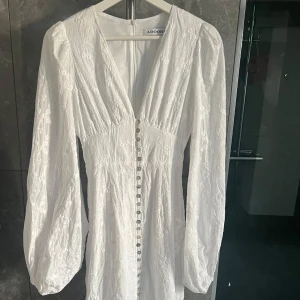 Adoore klänning - Vit adoore positano klänning. Storlek 34. Använd en gång, prislappen kvar. Nypris 1700kr, mitt pris 900 inkl spårbar frakt.