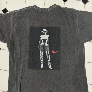 Beyonce renecanse tour t-shirt  - Beyonce renecansse t-shirt, köpt på konserten live! Baggy och i jättebra skick bara använd få gånger🫶💗