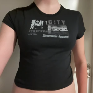 Ny baby tee! - En helt oanvänd t-shirt från H&M. Säljer för att storleken var för liten. Nypris var 99 kr:)