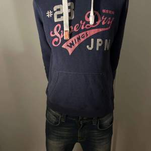 Superdry hoodie: nypris 1000, storlek S/M, färg:blå, skick 7/10