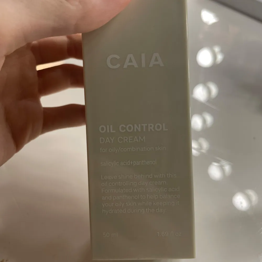 Säljer en Oil Control Day Cream från CAIA, perfekt för fet och kombinerad hy. Den innehåller salicylsyra och panthenol för att balansera huden och hålla den återfuktad hela dagen. Jättefint skick använt ca 3 gånger men passade ej min hudtyp. . Skönhet.