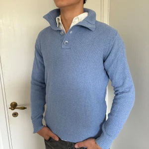 RW rugbytröja blå - - Rugbytröja från märket RW i storlek M - Bra skick, inga defekter  - Modell på bild är 182/67kg. - Hör av dig vid eventuella frågor! Mvh  