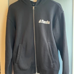 Hoodie med dragkedja  - H&M hoodie med dragkedja, storlek S. Helt okej skick, lite nopprig. Vid frågor eller funderingar är det bara att höra av sig.