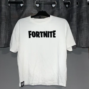Fortnite T-shirt - Otroligt fet och rolig T-shirt! Passar storlek S! Inte använd jätte mycket!