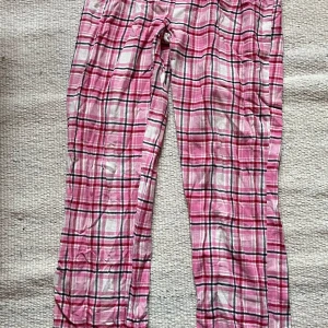 Pyjamasbyxor  - Storlek xs och är lite skrynkliga men är ändå väldigt fint skick!