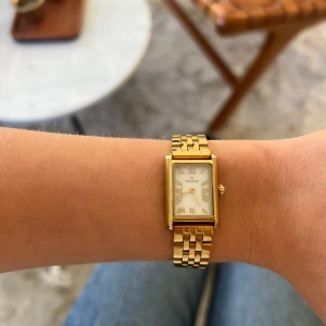 Mockberg klocka  - Skitsnygg klocka från mockberg, superfint skick men vissa defekter finns, se bilder men inget man tänker på vid användning. Extra länkar finns