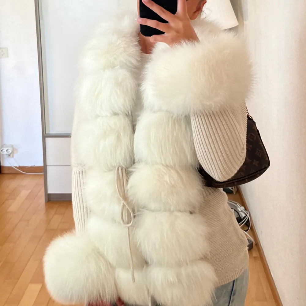 Säljer min jätte fina päls kofta då jag har för många och den inte kommer till användning. Helt nyskick köpte från Dolcie London för 3250 i fjol🥰 (äkta päls). Är 158cm för referens. Pris kan diskuteras vid snabb affär🤍 färg beige/vit päls . Takit.