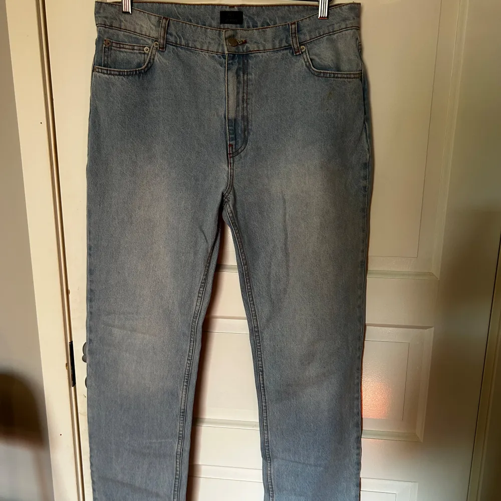 Fel storlek vid köp. Aldrig använda. Jag har egentligen strl 38/40. Superfin blå färg!! Köpta för 600🫐. Jeans & Byxor.