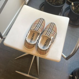 Snygga burberry skor  - Bra skick. Dock måste skrubbas med vatten 