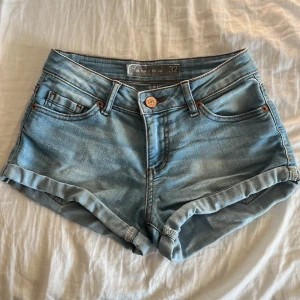 Lågmidjade shorts - Jättesnygga lågmidjade shorts💞 Är i storlek 32, vilket motsvarar ungefär xxs-xs. Har tyvärr inga bilder med de på då de är för små för mig! Skriv till mig för fler frågor, bilder eller mått!💗