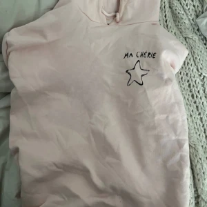 Ma chérie Hoodie  - Trendig Stockholmstils Hoodie. Från Gina Young i storlek 170/s