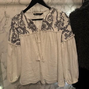 Zara blus  - Superfin blus från zara. Har en mindre fläck fram. Passar en S med😊