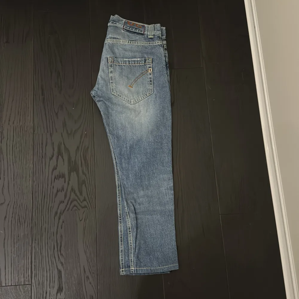 Snygga dondup jeans. Skick 9,5/10. Längd 86 cm, bredd 40 cm. Ny pris 3000 Mitt pris 949.. Jeans & Byxor.