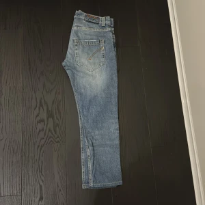 Dondup jeans - Snygga dondup jeans. Skick 9,5/10. Längd 86 cm, bredd 40 cm. Ny pris 3000 Mitt pris 949.