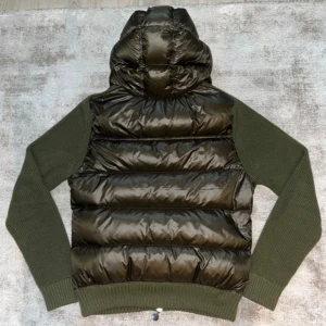 Monclear cardigan - Säljer min monclear cardigan som är perfekt skick inga defekter eller så. Modellen är från 2015 och är såklart äkta. Pris går att diskuteras