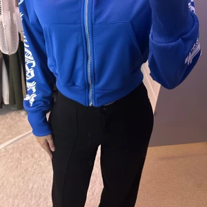 Shein cropped hoodie med dragkedja - Jättemysig. Dragkedjan går hela vägen upp. Jag är 166 cm för referens