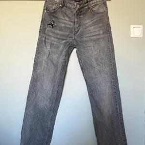 Lucamachain jeans - Lucamachain / Chain wear jeans Brodyr och försltna partier. W30/32 Endast slitna längst ner pga användning. I övrigt jättefina. 