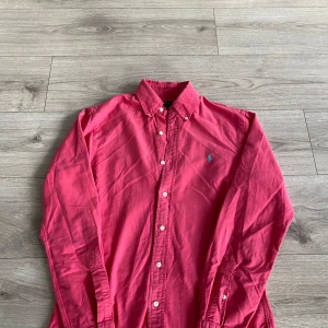 Ralph lauren skjorta  - Raffe skjorta i unik men stilren färg , inga defekter, kontakta vid funderingar 