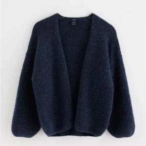 Populär mörkblå Lindex kofta!💙 - Säljer min mörkblåa kofta från Lindex pga får inte användning av den. Har använt ca 1 gång så den är i nyskick! 🥰 Den är storlek M/L men passar också S beroende på hur man vill att den ska sitta.