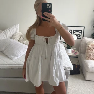 Vit kort klänning från Zara - Söt klänning från Zara med puffärmar❤️ denna säljs inte längre, men jag säljer då den inte kommer till användning🫶