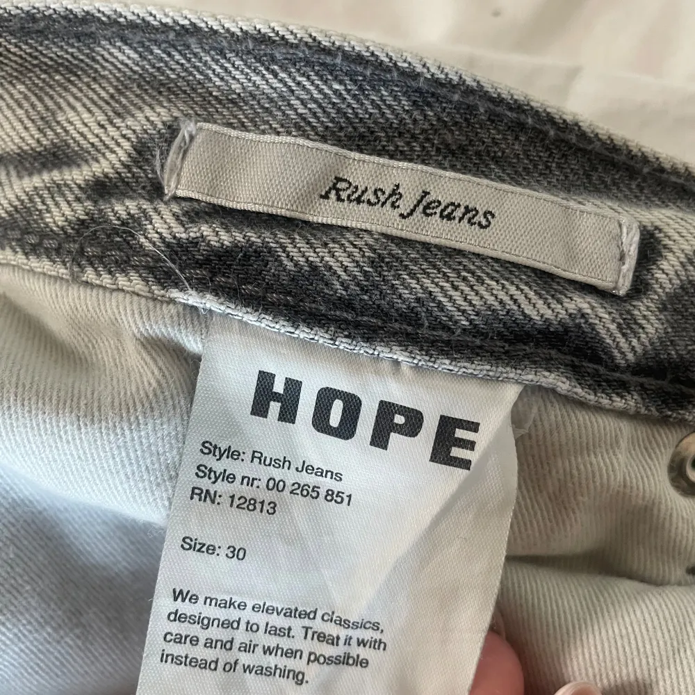 Säljer min killes skitnsygga ljusgråa HOPE jeans i storlek 30. De är väldigt sparsamt använda!!! Så i princip nyskick. Nypris 1600kr. Passar ngn som är runt 180 ish.. Jeans & Byxor.