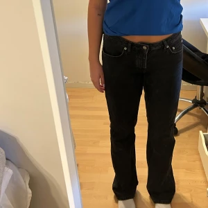 Jeans - Midwaist och raka jeans. Nypris 400kr. Knappt använda pga förstora. Väldigt fint skick. 