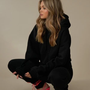 Hanna Schönberg x NA-KD hoodie - Svart hoodie från Hanna Schönbergs kollektion med NA-KD. Har både dragsko snöre runt halsen och midjan. Har en liten defekt där färgen har försvunnit (se sista bilden) annars är den som ny. Köptes för 449 kr och är helt slutsåld på hemsidan 💕