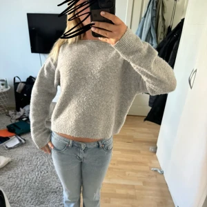 Mysig stickad tröja - Super fin kortare stickad tröja med boatneck💞 storlek xs 