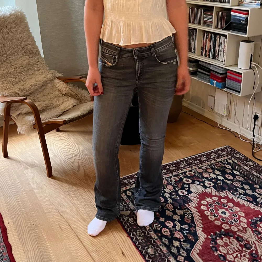 Sjukt nice jeans från Diesel, stretchigt material!! Nypris ligger på 1800 kr ungefär. Fortfarande i jättebra skick, inga defekter förutom att de kanske är något slitna där nere. Köp nu eller skicka prisförslag!!. Jeans & Byxor.