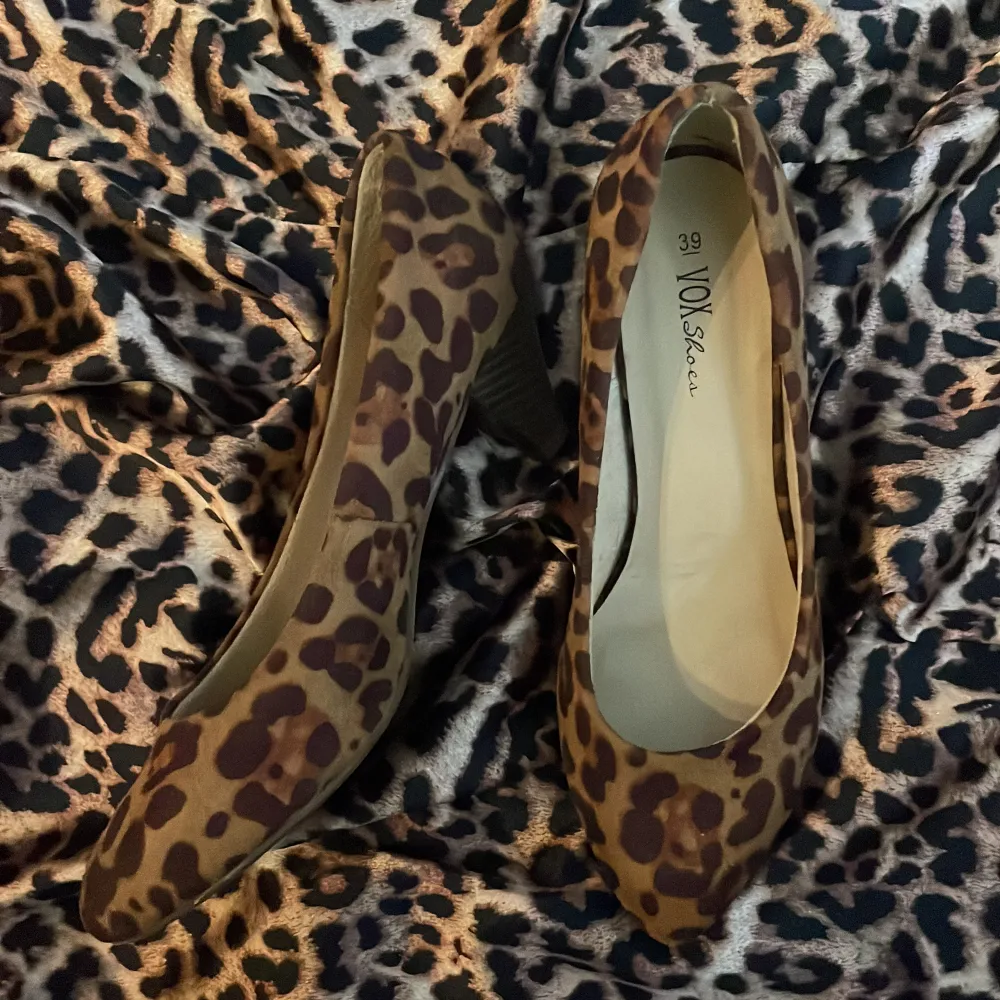 GLAMOUR! 🐆. PRISET GÅR ATT PRUTA‼️Leopard klackar som har varit väldigt efterfrågade sen tidigare! Klacken Ca 5 cm. Perfekta nu när dem är trendiga och passformen är perfekt. Använd 3 gånger och inga skador. Skriv DM vid intresse💛☺️. Skor.