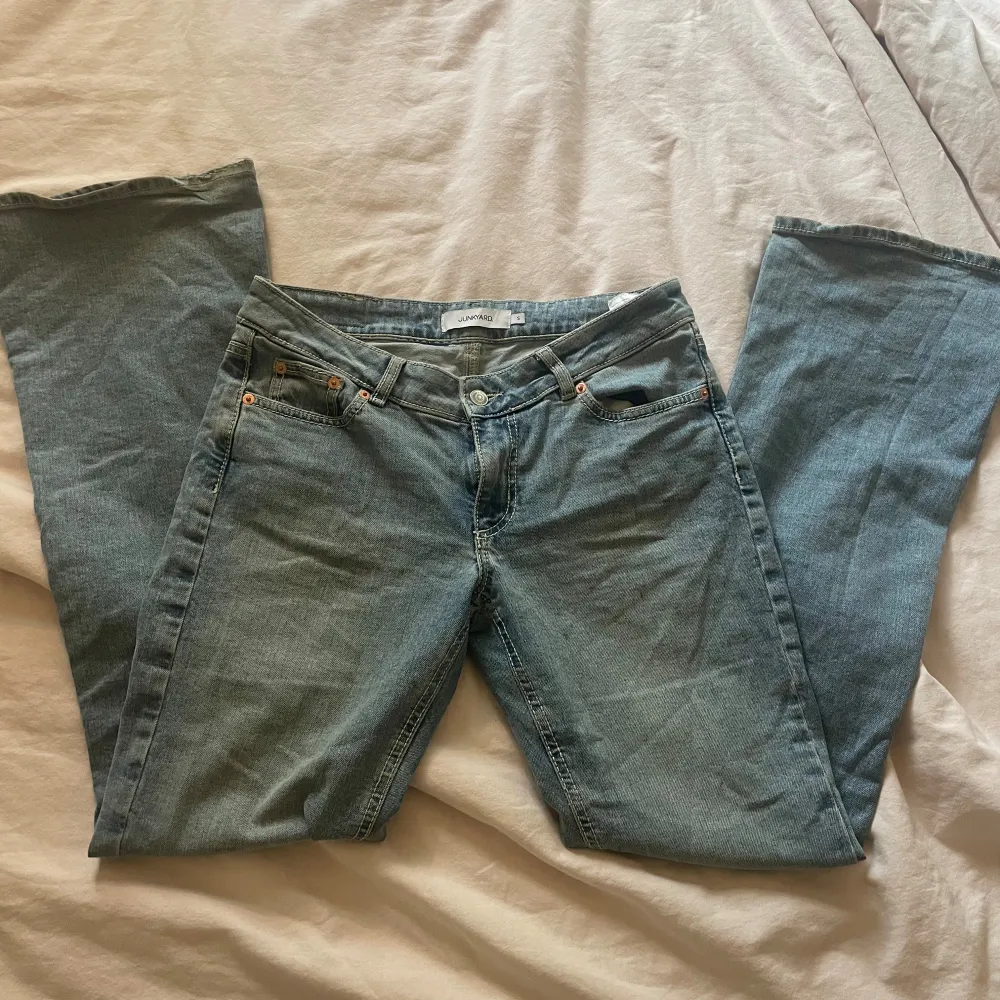 Superfina lågmidjade jeans som inte kommer till användning då de är lite långa på mig. Använd fåtal gånger och är i nyskick. Skriv privat för mer bilder. Pris kan diskuteras!🩷. Jeans & Byxor.