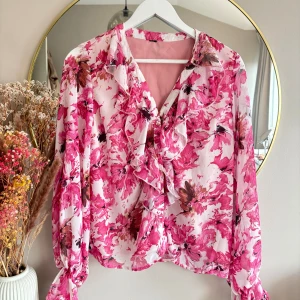 Rosa blommig blus - Superfin blommig rosa blus😍😍
