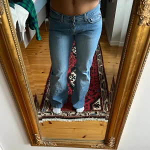 lågmidjade bootcut jeans - lågmidjade bootcut jeans i snygg wash! enormt bra skick bortsett från en icke märkbar minimal fläck på ena benet