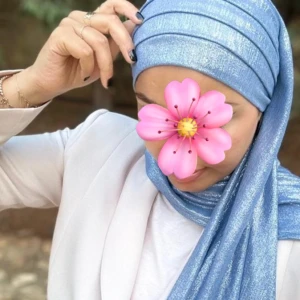 Hijabs i olika färger - Säljer en samling av glittriga och eleganta hijabs i olika färger. Perfekta för att ge en touch av glamour till din outfit. Finns i blått, guld, brunt och rött. Materialet är mjukt och bekvämt, vilket gör dem idealiska för både vardag och fest.