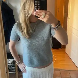 Snygg grå stickad T-shirt från Zara i storlek M/38😻