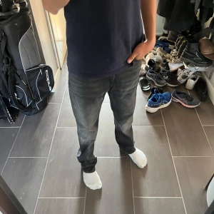 G-star raw jeans  - Svart jeans i fiten mosa/straight i storleken 30:30. Byxorna är i bra kvalite och i bra skick och använd fåtal gånger😁. Det är bara höra av sig vid minsta fundering😌.