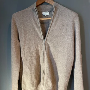 Soft goat  - Riktigt skön soft goat zip i storlek S, 100 % Kashmir. Hör av dig vid minsta fråga elr fundering. 