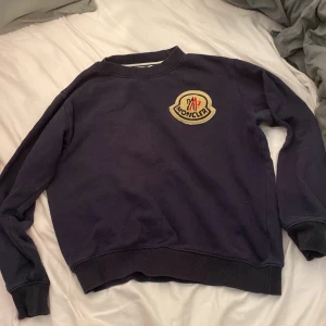 Moncler hoodie - 8,5/10 i skick. En bra moncler hoodie som nästan aldrig är använd.