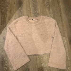 glittrig rosa tröja - jättefin och knappt använd den! den är ljus rosa och har lite glitter! enda defekten som inte syns mycket finns i sista bilden! inget som man kan inte fixa eller gömma! 