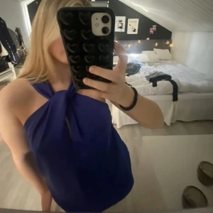 Zara topp - Jättesnygg topp som är perfekt till fest😄 Aldrig använd. Storlek S