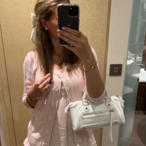 Vit väska! - Vit väska från primark i London🥰 fint skick!