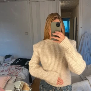 Stickad tröja  - Storlek XS från H&Ms mer exklusiva avdelning men passar även s  Axelvaddar tillkommer i tröjan  Håller en varm väldigt länge 💕