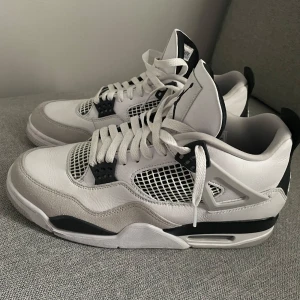 Jordan 4 Military Black 44 - God skick och äkta. Digital kvitto finns (SNS) Strlk 44. Skriv om du har frågor!